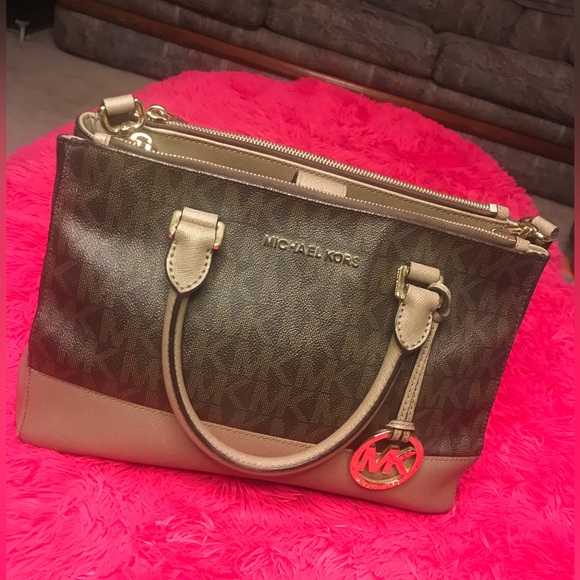 Michael Kors signature Sutton bag - Picture 2 of 6